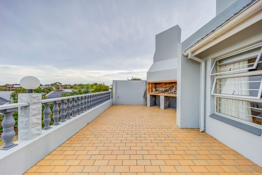 5 Bedroom Property for Sale in Beacon Bay Eastern Cape